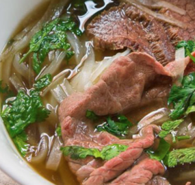 Phở tái + nạm nhỏ (embe)